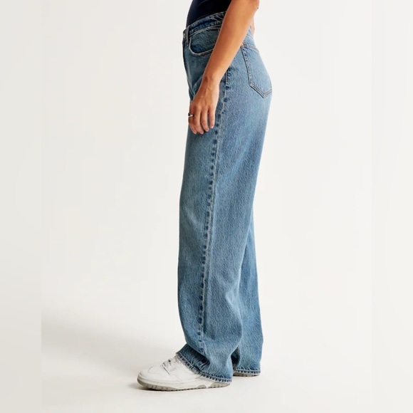 Curve Love High Rise Loose Jean - in Medium, size 33 short / 16 - Picture 4 of 9